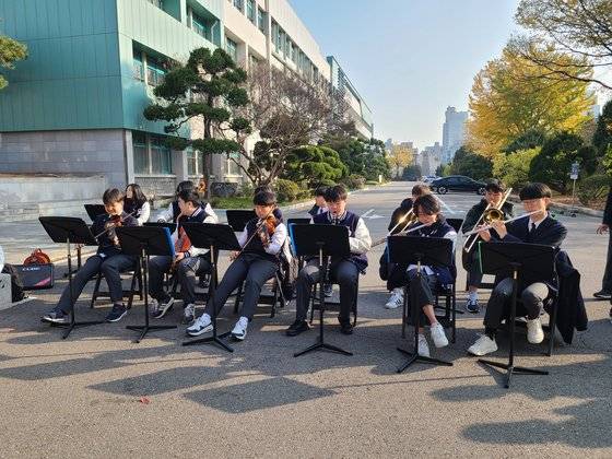 서울 서초구 서울고등학교 관악부 학생들이 출정식을 위해 '위풍당당 행진곡'을 연주하고 있다. 트럼본을 연주하던 황융(17) 군은 ″한 달간 방과후와 점심 시간을 활용해 맹연습을 했다″고 말했다. 김민정 기자