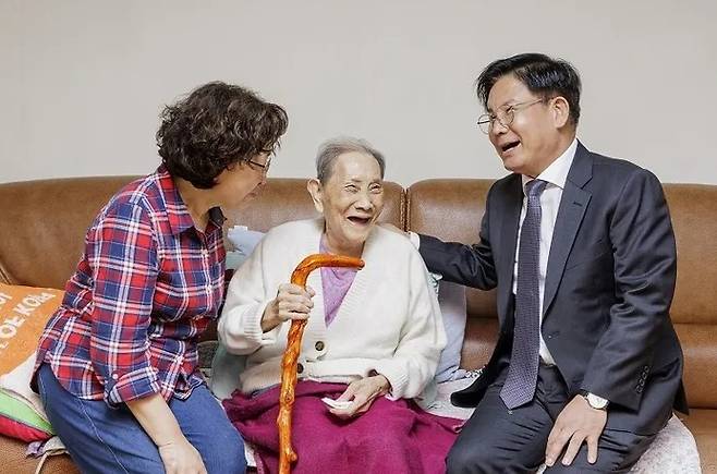 Park Kang-soo (right), district mayor of Mapo-gu, delivers “longevity canes” to senior citizens in the district who turned a hundred years old on October 26. Courtesy of Mapo-gu