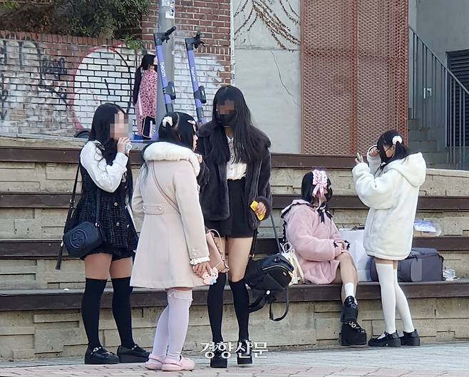 지난 11일 오후 서울 마포구 홍대입구역 부근 경의선 책거리에 ‘지뢰계’ 문화를 향유하는 10대 청소년들이 모여있다. 이예슬 기자