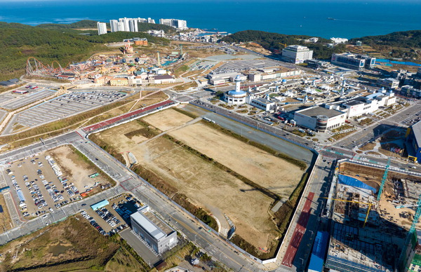 프로젝트 파이낸싱(PF) 한파로 부산 기장군 오시리아관광단지 개발사업 진행에 차질이 불가피할 전망이다. 사진은 부산도시공사가 용지매매계약 해제를 위해 환매권 행사 절차를 진행 중인 오시리아관광단지 내 문화예술타운 ‘쇼플렉스’의 부지 전경.  이원준 기자