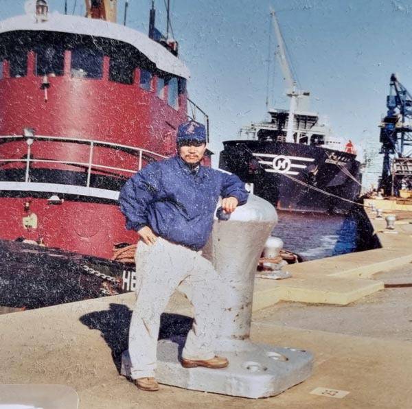 1998년 1등 기관사로 승선 중이던 거양 마제스티호를 배경으로 찍은 사진. 당시 동문 김순영 박사와 텍사스 A&M대에 유학 중이던 민덕홍 부부가 그가 있던 버몬트에 와서 찍어 주었다.