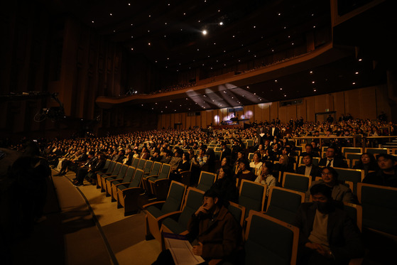 Several seats are empty at the main hall of the Gyeonggi Arts Center in Suwon, Gyeonggi, where the 59th Daejong International Film Awards was held Wednesday evening. [DAEJONG INTERNATIONAL FILM AWARDS]