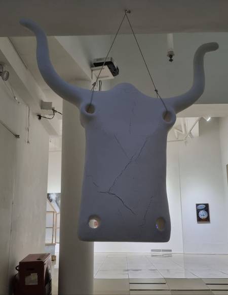 권군 작가의 ‘소머리 나팔관’(2023, 레진에 석분토, 120×120×7㎝).