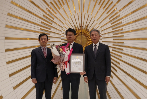 국민건강보험공단 인천경기지역본부가 15일 계양구청이 주관하는 ‘계양구 어르신 소통한마당’에서 어르신 일자리 발굴과 취약세대의 주거안전에 기여한 공로를 인정받아 표창을 수상했다. 공단 제공