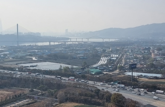 15일 국토교통부가 발표한 신규 택지 후보지 중 하나인 경기도 구리시 토평동 일대 모습. 멀리 보이는 산은 서울 광진구와의 경계인 아차산. 연합뉴스