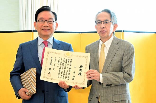 김기병 롯데관광개발 회장(왼쪽)과 아이보시 고이치 주한 일본대사가 15일 주한 일본대사관저에서 기념 촬영을 하고 있다./사진제공=롯데관광개발