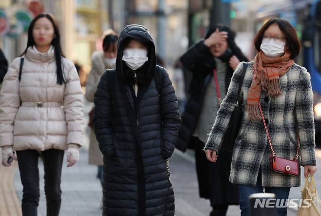 [서울=뉴시스] 김진아 기자 = 초겨울 추위가 이어지고 있는 14일 오전 서울 중구 시내에서 시민들이 두터운 외투를 입고 출근하고 있다. 2023.11.14. bluesoda@newsis.com