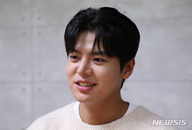 [서울=뉴시스] 고승민 기자 = 배우 려운이 서울 뉴시스 본사에서 인터뷰를 하고 있다. 2023.11.15. kkssmm99@newsis.com