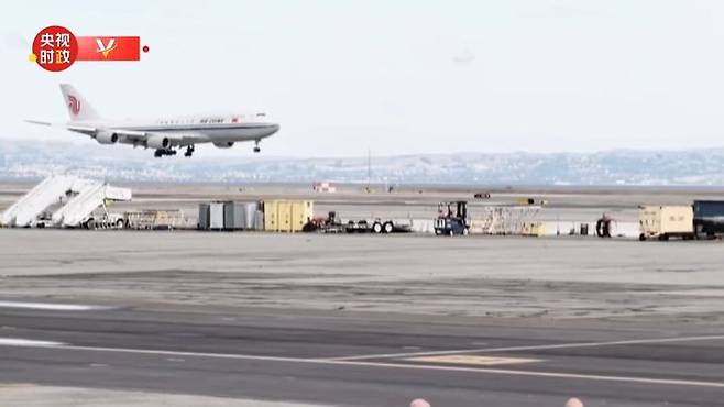 [서울=뉴시스]시진핑 중국 국가주석이 미중 정상회담과 아시아태평양경제협력체(APEC) 정상회의를 위해 14일(현지시간) 샌프란시스코에 도착했다. 시 주석이 탄 전용기가 샌프란시스코 공항에 도착하는 모습.(사진=중국중앙(CC)TV 갈무리) 2023.11.15