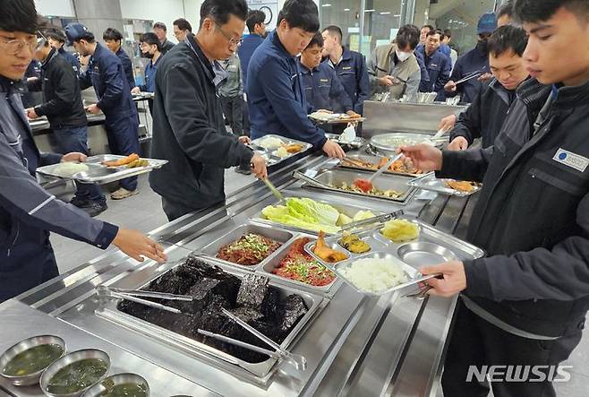 [무안=뉴시스] 경북 소재 아진산업 구내식당에서 임직원들이 전남 수산물로 만든  점심식사를 하고 있다. (사진=전남도 제공) 2023.11.15. photo@newsis.com