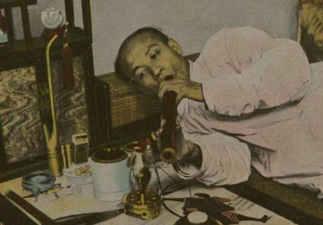 아편을 피우는 중국인. 신화통신 캡처