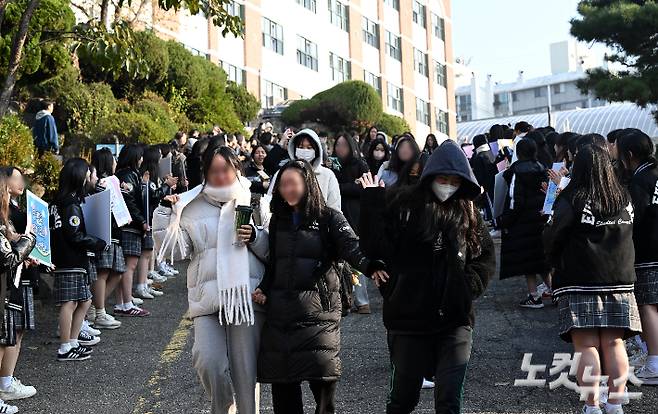 2024학년도 대학수능을 하루 앞둔 15일 서울 은광여고에서 수험표를 배부받은 학생생들이 학교를 나서며 후배들 및 선생님들의 응원을 받고 있다. 사진공동취재단