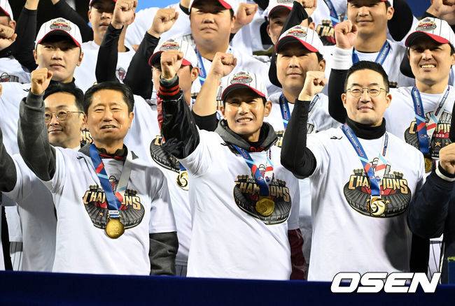[OSEN=잠실, 이대선 기자] LG 트윈스가 29년 만에 한국시리즈 우승을 차지했다.&nbsp;LG는 13일 서울 잠실구장에서 열린 2023 KBO리그 한국시리즈(7전 4선승제) 5차전 KT와 경기에서 6-2로 승리했다. 이로써 LG는 1차전을 패한 후 4연승을 거두며 한국시리즈 우승을 차지했다.10월초 정규시즌 우승을&nbsp;일찌감치 확정지은 LG는 정규시즌이 끝나고 한국시리즈까지&nbsp;3주 가량 훈련을 하며 준비했다. 플레이오프에서 2연패 후 3연승 리버스 스윕,&nbsp;마법같은 여정으로 한국시리즈에 올라온 KT를 투타에서 압도하며 4승 1패로 승리했다.&nbsp;&nbsp;1994년 우승 이후 무려 29년 만에 숙원인 한국시리즈 우승 한풀이에 성공했다. 염경엽 감독은 넥센, SK 사령탑 시절 이루지 못한 '우승 감독'이 됐다.&nbsp;&nbsp;LG 염경엽 감독, 구광모 회장이 기념촬영을 하고 있다. 2023.11.13 /sunday@osen.co.kr