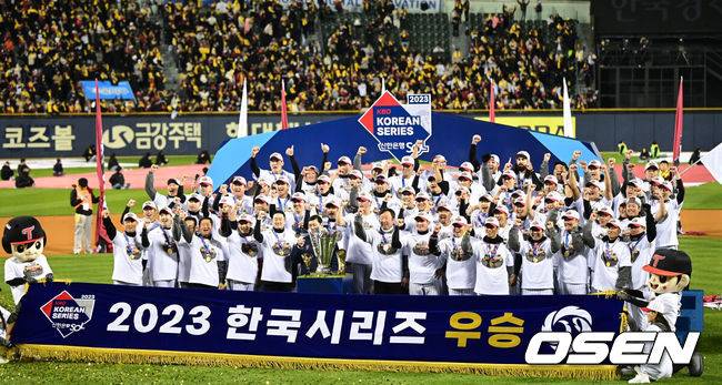 [OSEN=잠실, 최규한 기자] LG 트윈스가 29년 만에 한국시리즈 우승을 차지했다.&nbsp;LG는 13일 서울 잠실구장에서 열린 2023 KBO리그 한국시리즈(7전 4선승제) 5차전 KT와 경기에서 6-2로 승리했다. 이로써 LG는 1차전을 패한 후 4연승을 거두며 한국시리즈 우승을 차지했다.우승을 거머쥔 LG 선수들과 염경엽 감독을 비롯한 코칭스태프, 구광모 회장과 허구연 KBO 총재가 기념촬영을 하고 있다. 2023.11.13 / dreamer@osen.co.kr