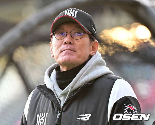 [OSEN=잠실, 최규한 기자] 13일 오후 서울 잠실야구장에서 2023 KBO 프로야구 포스트시즌 한국시리즈 5차전 LG 트윈스와 KT 위즈의 경기가 열렸다.경기에 앞서 KT 이강철 감독이 훈련 중인 선수들을 바라보고 있다. 2023.11.13 /