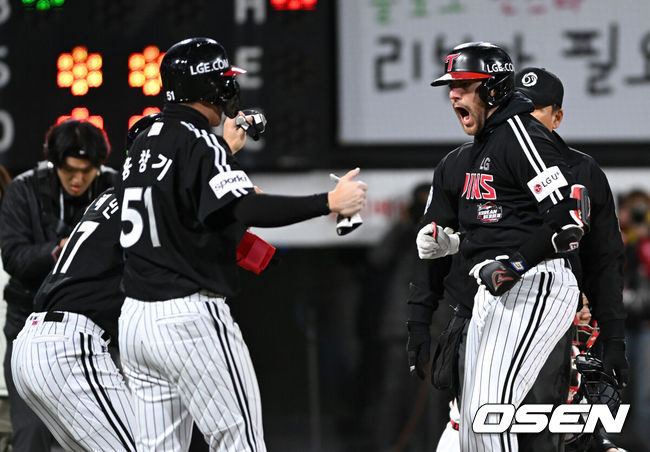 [OSEN=수원, 이대선 기자] 10일 오후 수원 KT위즈파크에서 ‘2023 신한은행 SOL KBO 포스트시즌 한국시리즈’ 3차전 KT 위즈와 LG 트윈스의 경기가 열렸다.3회초 1사 2,3루에서 LG 오스틴이 좌월 스리런 홈런을 치고 홈에서 동료들과 환호하고 있다. 2023.11.10 /sunday@osen.co.kr