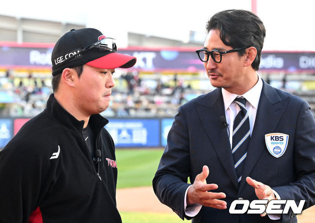 [OSEN=수원, 이대선 기자] 10일 오후 수원 KT위즈파크에서 ‘2023 신한은행 SOL KBO 포스트시즌 한국시리즈’ 3차전 KT 위즈와 LG 트윈스의 경기가 열린다.경기에 앞서 LG 고우석과 박용택 해설위원이 이야기를 나누고 있다. 2023.11.10 /sunday@osen.co.kr