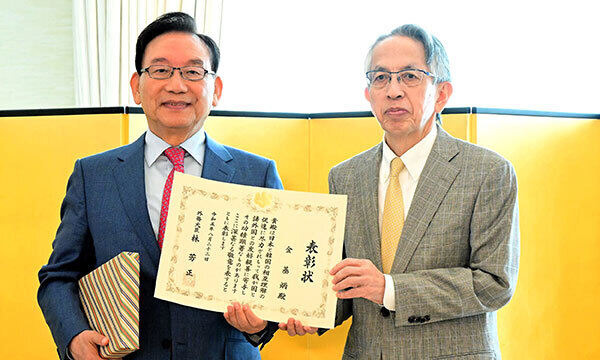 15일 서울 성북구 주한 일본대사관저에서 김기병 롯데관광개발 회장(왼쪽)과 아이보시 고이치 주한 일본대사가 기념 촬영을 하고 있다. 롯데관광개발 제공