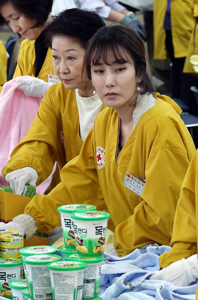 한동훈 법무부 장관의 부인 진은정 씨(오른쪽)와 김영호 통일부 장관 부인 남미경 씨가 15일 오전 서울 중구 소파로 대한적십자사 서울사무소 앙리뒤낭홀에서 2023 사랑의 선물을 제작하고 있다. 뉴스1