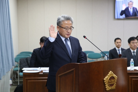 전남도의회 인사청문회를 통과한 이강근 전남신용보증재단 이사장 임명후보자가 선서를 하고 있다.