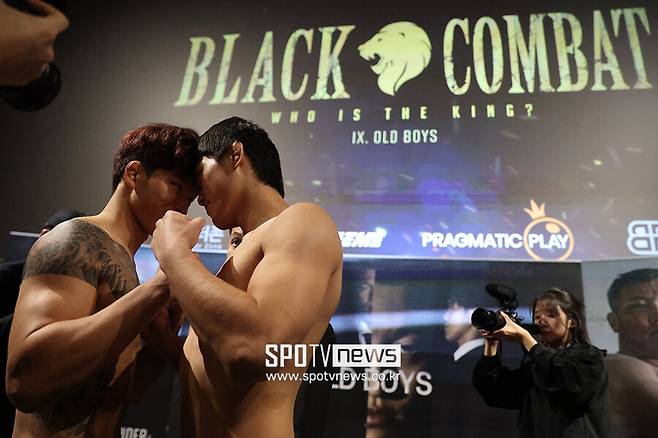 ▲ '한마바키' 조규준(왼쪽)과 '춘천대장' 지혁민은 지난 10일 블랙컴뱃 9 미디어데이에서 파이팅 포즈를 취하며 신경전을 펼쳤다.