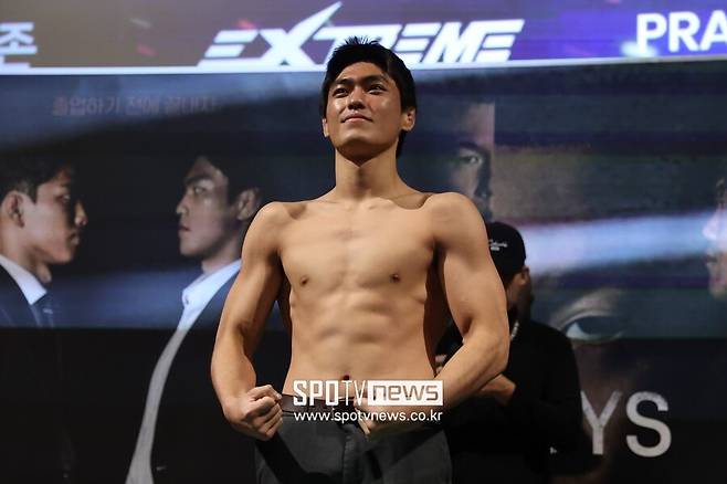 ▲ 조규준과 지혁민이 지난 10일 CGV 용산아이파크몰에서 열린 블랙컴뱃 9 미디어데이에서 포즈를 취하고 있다.