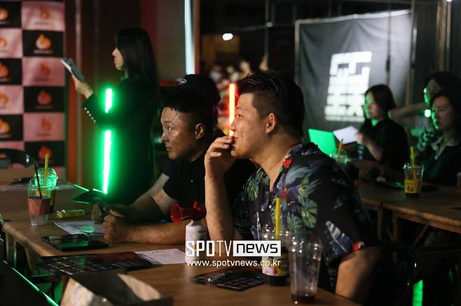 ▲ 고교천왕 손창현 대표와 야차클럽 조용환 대표가 지난 9월 고교천왕 결승전에서 만나 대화를 나눴다.