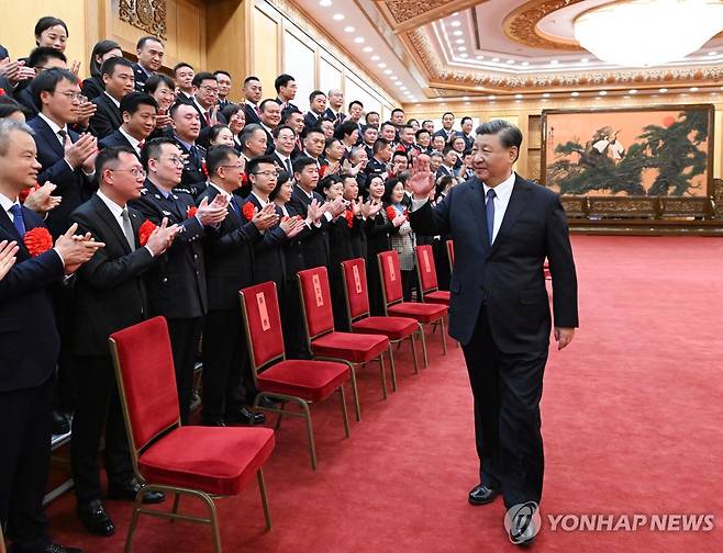 '펑차오 모델'로 선정된 기관 대표들 만난 시진핑 (베이징 신화=연합뉴스) 시진핑 중국 국가주석(오른쪽)이 지난 6일 베이징에서 '펑차오(楓橋) 모델'로 선정된 기관·단체 대표들을 만나 인사를 건네고 있다. '펑차오 경험'은 1960년대 저장성 사오싱시 펑차오진에서 도입된 주민 참여형 치안 관리 방식으로, 60년 전 마오쩌둥이 극찬했다. 2023.11.07 besthope@yna.co.kr