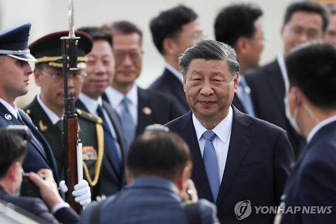 미국 샌프란시스코 도착한 시진핑 중국 국가주석 (샌프란시스코 로이터=연합뉴스) 시진핑 중국 국가주석이 14일(현지시간) 아시아태평양경제협력체(APEC) 회의 참석차 미국 샌프란시스코에 도착했다. 시 주석은 15일 조 바이든 미국 대통령과 정상회담을 갖는다. 2023.11.15 kjw@yna.co.kr