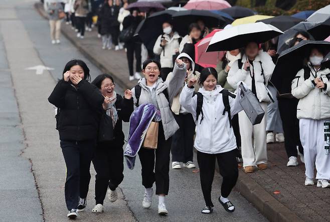 2024학년도 대학수학능력시험일인 16일 오후 경기도 수원시 팔달구 영복여자고등학교에서 시험을 마친 수험생들이 환하게 웃으며 시험장을 나오고 있다. (사진=연합뉴스)