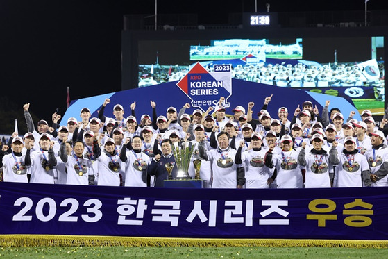 지난 13일 서울 잠실야구장에서 열린 2023 KBO 한국시리즈 5차전 kt wiz와 LG트윈스의 경기에서 kt를 꺾고 우승한 LG트윈스. 〈사진=연합뉴스〉