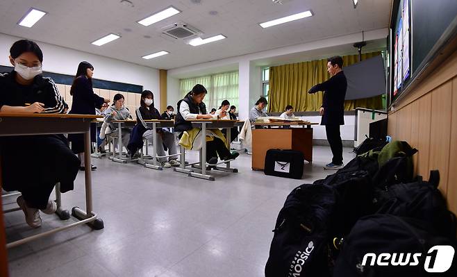 2024학년도 대학수학능력시험일인 16일 오전 경북 포항시 남구 영일고등학교에서 수험생들이 1교시 시험을 준비하고 있다. 2023.11.16/뉴스1 ⓒ News1 최창호 기자