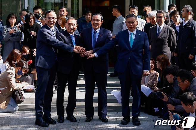 대만의 제 1·2 야당인 국민당과 민중당이 내년 1월 총통 선거를 앞두고 후보 단일화에 합의했다. 좌측에서 두번째는 국민당의 허우유이 후보며, 우측은 민중당 커원저 후보. ⓒ 로이터=뉴스1 ⓒ News1 정윤영 기자