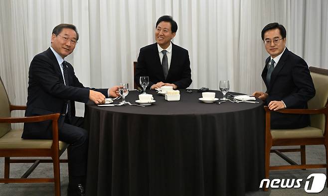 유정복 인천시장(왼쪽부터), 오세훈 서울시장, 김동연 경기도지사가 16일 오후 서울 중구 프레스센터에서 3자 회동을 하고 있다. (공동취재) 2023.11.16/뉴스1 ⓒ News1 김도우 기자