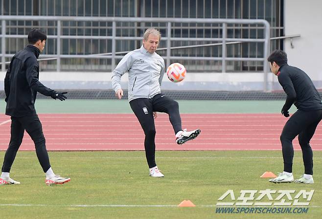 15일 오후 서울 목동운동장에서 축구대표팀이 훈련했다. 이강인과 클린스만 감독이 선수들과 게임을 하고 있다. 정재근 기자 cjg@sportschosun.com/2023.11.14/