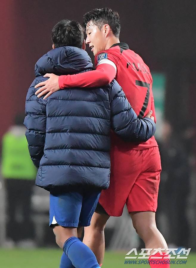 16일 서울월드컴경기장에서 열린 2026 북중미 월드컵 예선 싱가포르전. 한국이 5대0으로 승리했다. 경기 후 싱가포르 송의영이 손흥민과 인사하고 있다. 상암=정재근 기자 cjg@sportschosun.com/2023.11.16/