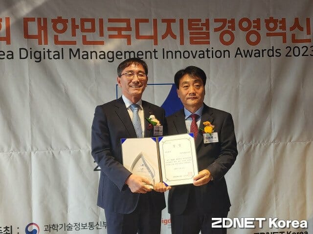 하욱원 축산물품질평가원 부원장(왼쪽)이 김경묵 지디넷코리아 대표에게서 상을 받고 있다.