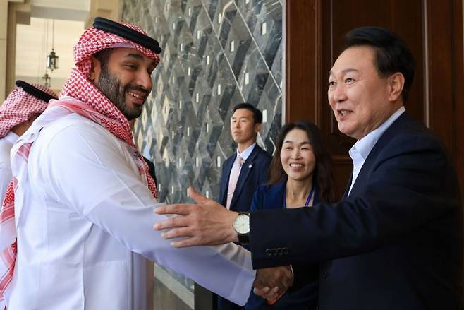 윤석열 대통령이 지난달 24일(현지시간) 사우디아라비아 리야드 영빈관을 방문한 빈 살만 사우디 왕세자와 악수하고 있다. [이미지출처=연합뉴스]