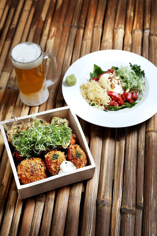 속초 '타코이찌'의 대표 메뉴 파타코볼과 일본식 참치회무침. /주민욱 영상미디어 객원기자