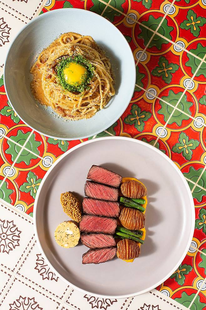 강릉 '오엘이프'의 대표 메뉴인 '갈빗살 스테이크와 구운 야채, 퓌레'와 '카르보나라'. /이신영 영상미디어 기자