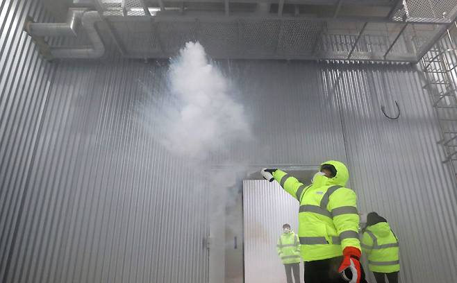 뜨거운 물 뿌리면 순식간에 얼음가루로 - 28일 오전 경기도 평택시 ‘한국초저온’에 있는 초저온 냉동고에서 공중에 뜨거운 물을 뿌리니 순식간에 얼음 가루로 변했다. 이 냉동 창고의 온도는 영하 70도보다 낮다. 내달 한국에 들여올 화이자의 코로나 백신이 이곳에 보관될 예정이다. /오종찬 기자