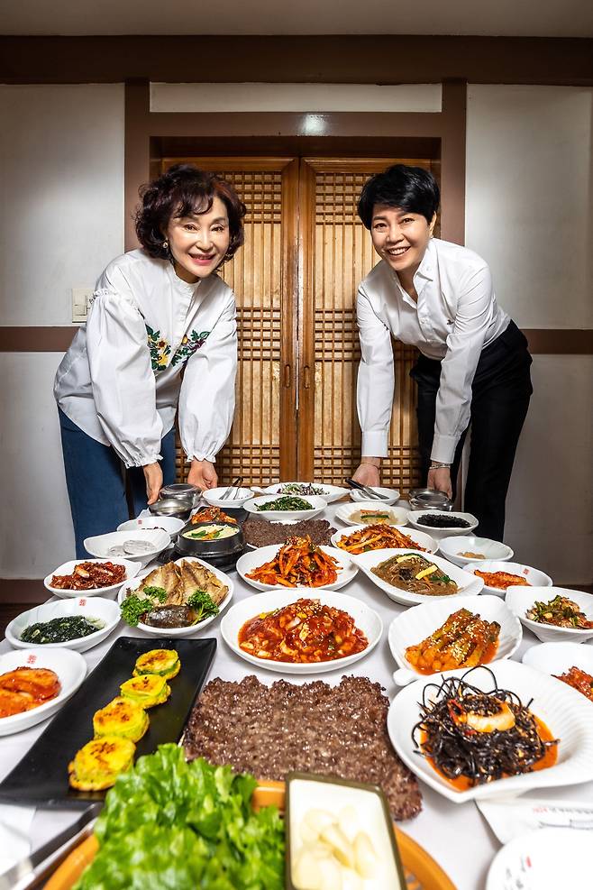전남 해남 ‘천일식당’ 오현화(왼쪽) 대표와 서울 ‘해남천일관’ 이화영 대표가 떡갈비, 낙지볶음, 갓김치, 각종 젓갈이 빼곡하게 차려진 교자상을 방으로 들여왔다./이신영 영상미디어 기자