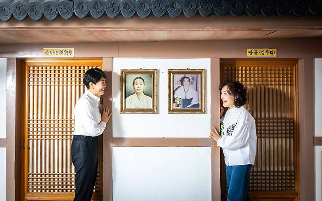 이화영(왼쪽) 서울 '해남천일관' 대표와 오현화 해남 '천일식당' 대표가 창업자 고 박성순 여사와 2대 이정례씨 사진을 사이에 두고 웃고 있다. 왼쪽 사진이 박성순 여사, 오른쪽 사진이 이정례씨다./이신영 영상미디어 기자