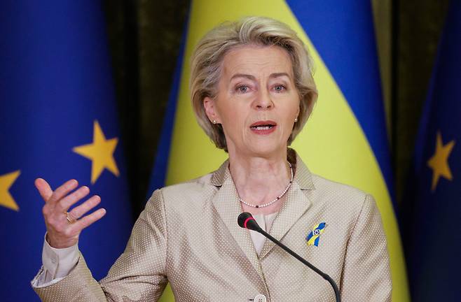 <YONHAP PHOTO-3251> epa10957230 President of the European Commission Ursula von der Leyen addresses a joint press conference with the president of Ukraine (not pictured) following their meeting in Kyiv, Ukraine, 04 November 2023. Von der Leyen arrived in Kyiv to meet with top Ukrainian officials amid the Russian invasion.  EPA/SERGEY DOLZHENKO/2023-11-04 22:03:09/ <저작권자 ⓒ 1980-2023 ㈜연합뉴스. 무단 전재 재배포 금지.>