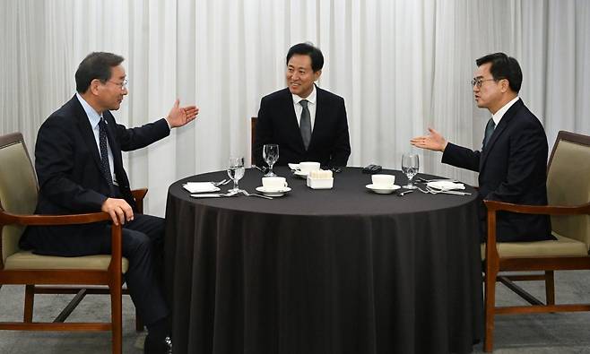 유정복 인천시장(왼쪽부터), 오세훈 서울시장, 김동연 경기도지사가 16일 오후 서울 중구 프레스센터에서 3자 회동을 하고 있다. (공동취재) 2023.11.16/뉴스1