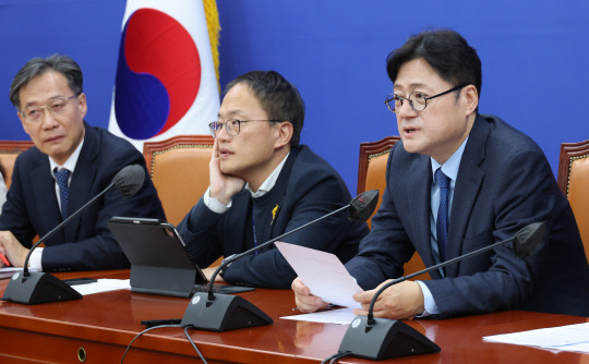 홍익표 더불어민주당 원내대표가 16일 국회에서 정책조정회의를 하고 있다. 연합뉴스.