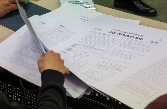 2024학년도 대학수학능력시험일인 16일 서울 양천구 종로학원 본사 대입수능 분석 상황실에서 강사들이 수능 국어 문제를 분석하고 있다.    [연합뉴스]