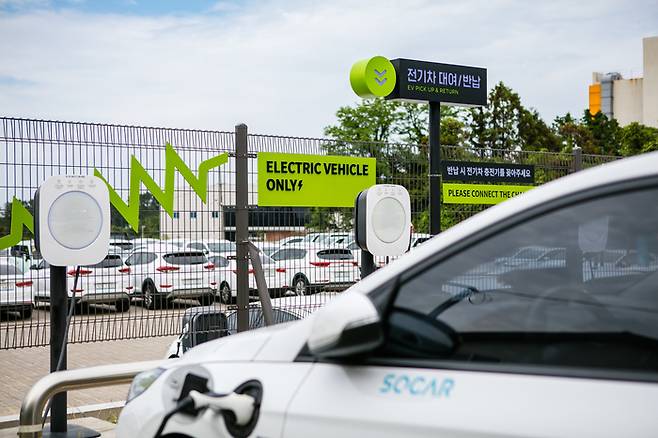 쏘카존에서 충전 중인 카셰어링 전기차.