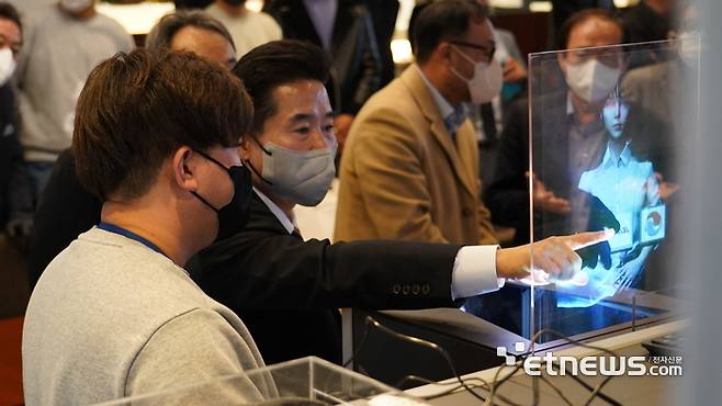 전북도와 익산시는 2019년부터 5년간 총사업비 249억원을 투입해 익산시 옛 마동주민센터 부지에 '홀로그램 콘텐츠 서비스센터'를 설립, 홀로그램 산업을 집중 육성해왔다. 지난해 11월 개최한 센터 기업지원사업 성과보고회.