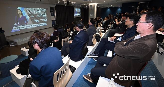 모빌리티 산업 구성원 간 정기 교류의 장 제3회 자산어보(자동차 산업을 어우르고 보듬다)가 한국자동차연구원 주최로 16일 서울 강남구 코엑스에서 열렸다. 참석자들이 AI아나운서의 월간 모빌리티 이슈 브리핑을 듣고 있다. 이동근기자 foto@etnews.com